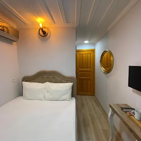 Otel Tree House *